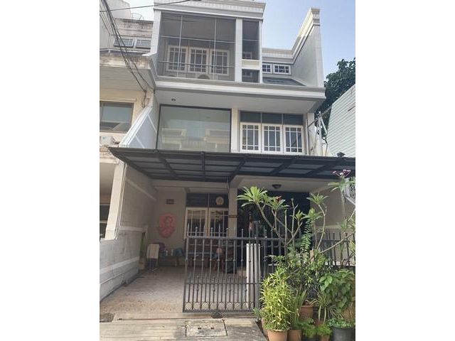 PJD06 ให้เช่าทาวโฮม 3.5 ชั้น หลังมุม ติดถนน รัชดาภิเษก ใกล้เมเจอร์รัชโยธินสถานีรถไฟฟ้ารัชโยธิน 650 เมตร ถ. พหลโยธิน เหมา