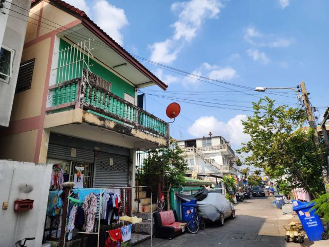 บ้านเดี่ยว ลักษณะทรัพย์ตัวบ้านไม่ติดใคร... มีซอยด่านสำโรง 12 ตึก 2 ชั้น พื้นที่ 24 ตรว.