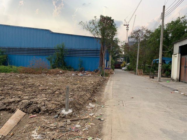 ขายเท่าราคาประเมิน ที่ดินเปล่าถมแล้ว 102 ตรว. ซอยศรีด่าน 3/1 แยก 3 ห่างถ.ศรีนครินทร์เพียง 600 เมตร ใกล้รถไฟฟ้าศรีด่าน