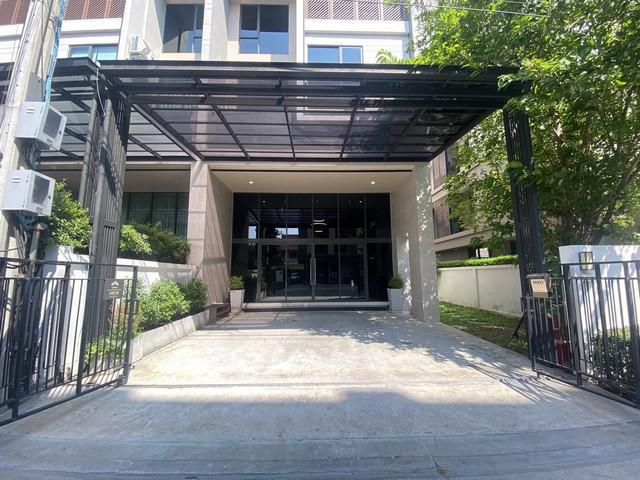 ให้เช่าโฮมออฟฟิศ 3.5 ชั้น (มีชั้นลอย) หลังมุม ย่านทาวน์อินทาวน์ โครงการ Headquarters เอกมัย-ลาดพร้าว