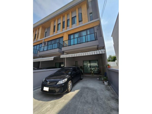 ขายด่วนทาวน์โฮม Eigen Home 3 ชั้น 26 ตรว แต่งสวยพร้อมอยู่