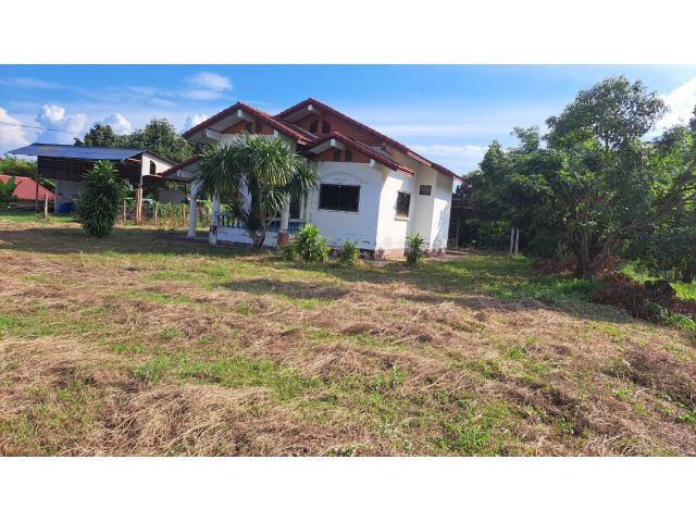 ขายบ้านเดี่ยว พร้อมที่ดิน. 3ห้องนอน 3 ห้องน้ำ 1ห้องรับแขก เนื้อที่ 2ไร่64ตรว