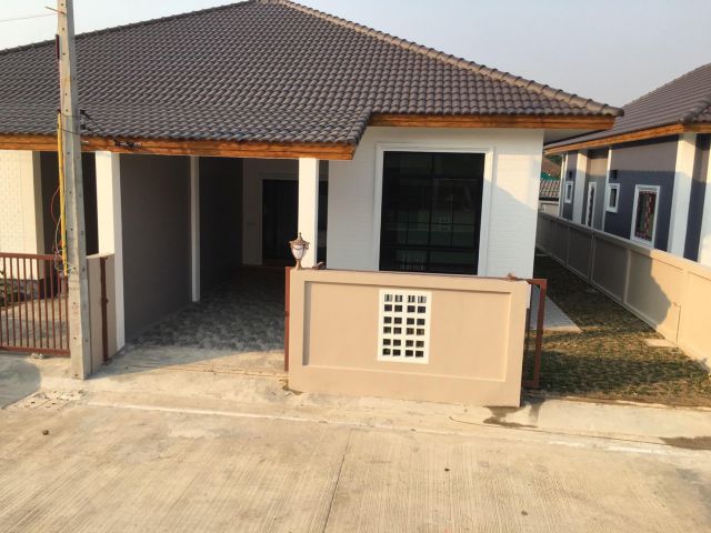 บ้านแฝด40ตารางวามี3ห้องนอน และ2ห้องน้ำใหญ่จอดรถยนต์3คัน ซอยข้างโรงเรึยนวัดมาบข่า