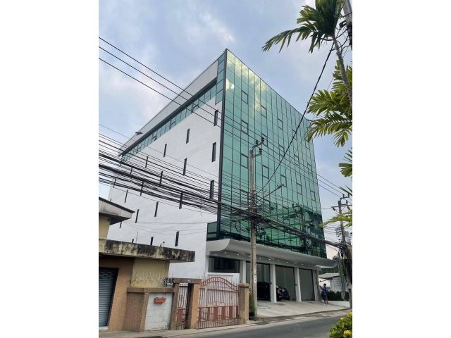 ออฟฟิศลาดพร้าวตึกลาดพร้าว 87 6ชั้น เนื้อที่ดิน 100ตรว.พื้นที่ใช้สอย1,700ตรม มีลิฟมีประตูออโต้บานใหญ่เลื่อนขึ้นลงหน้าทางเข้าตึกให้ 4 ตัว มีบันไดกับระเบียงทุก