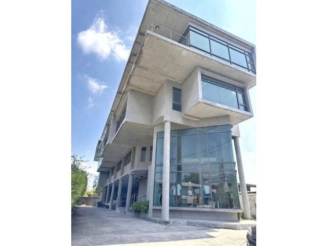 ขาย ออฟฟิศ ตึกโครงสร้างพิเศษ สไตล์ Modern Loft ออฟฟิศ อ่อนนุช 39 1000 ตรม. 151 ตร.วา พื้นที่ใช้สอยเยอะ