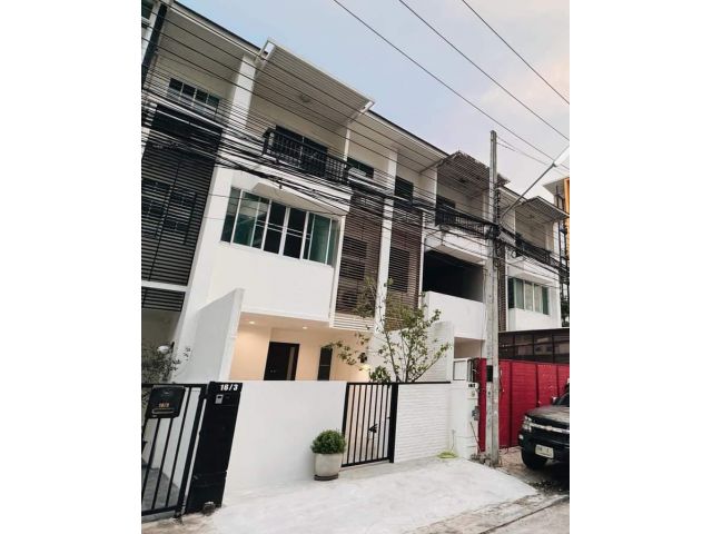 ขาย Hostel ใจกลางเมืองนิมมานสไตล์มินิมอลมีใบอนุญาต