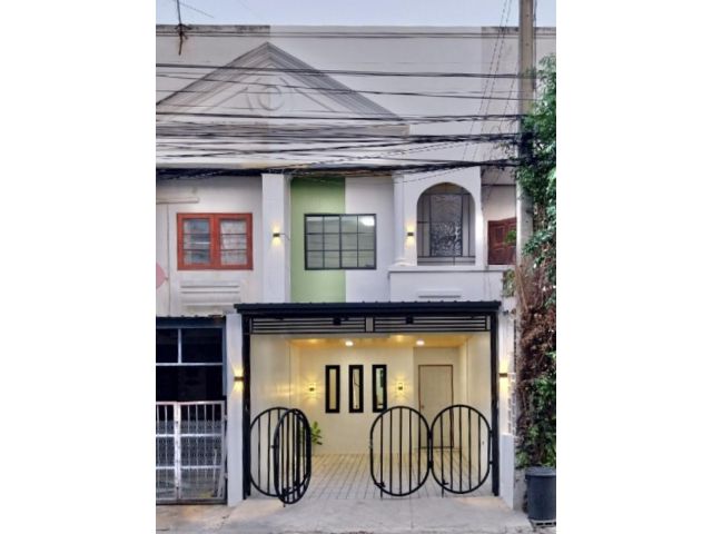 ขาย ทาวน์เฮ้าส์ ศรีวิมลวิลล์ สายไหม 74 รีโนเวทใหม่ พร้อมอยู่ เนื้อที่ 16 ตรว. 2 นอน 2 น้ำ และห้องครัว เคาท์เตอร์ครัว จอดรถ 1 คัน หลังคาโรงรถ