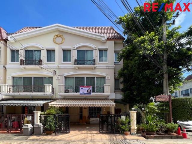 ขาย..ทาวน์โฮม 3 ชั้น บ้านตัวอย่างหลังมุม ต้นโครงการ หน้าบ้านกว้าง 6.5 เมตร โครงการ บ้านกลางเมือง เดอะ รอยัล โมนาโค ศรีนค