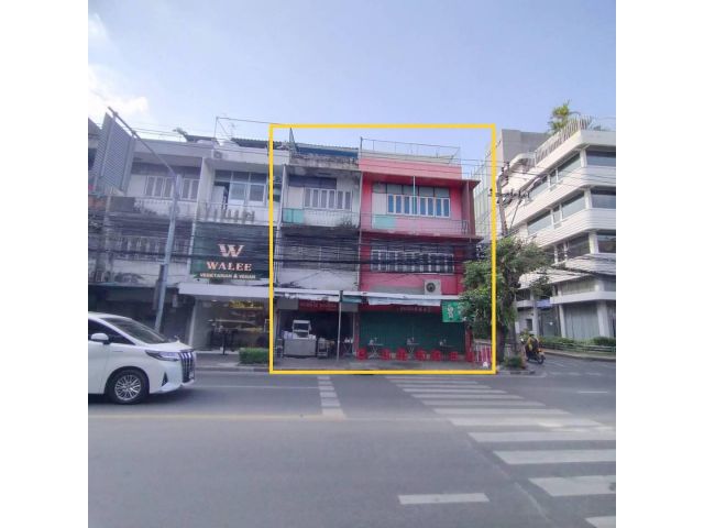 ขายอาคารพานิชย์ 3.5 ชั้น 2 คูหาติดกัน  ริมถนนเอกมัย ห้องมุม ติดถนนสองด้าน