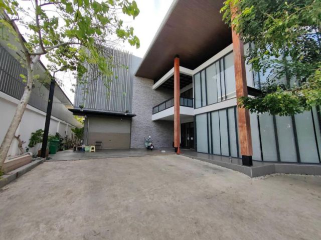 R624-054ขายโฮมออฟฟิศ พร้อมโกดัง สุขุมวิท 101บางจาก พระโขนง โฮมออฟฟิศ 2 ชั้น ขนาดที่ดิน 369 ตารางวา ออฟฟิศ และ โกดังพื้นที่รวม 950 ตาราง