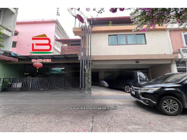 ทาวน์โฮม หมู่บ้าน พรเพ็ญเพลส เนื้อที่ 56 ตรว. ซอยเศรษฐศิริ 2 ใกล้โรงพยาบาลวิชัยยุทธ ถนนพระราม 6 แขวงสามเสนใน เขตพญาไท กรุงเทพมหานคร