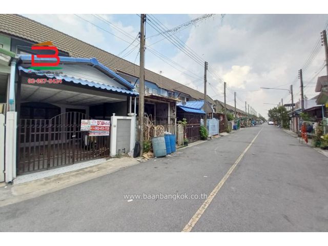 ทาวน์เฮาส์ หมู่บ้าน ซิตี้โฮมวิลเลจ 1 เนื้อที่ 16.5 ตรว ถนนลำลูกกา ตำบลบึงคำพร้อย อำเภอลำลูกกา จังหวัดปทุมธานี