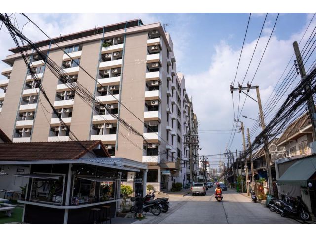 R624-058อพาร์ทเม้นท์แฝด (2ตึก) 8 ชั้นรวม 181 ห้อง ชั้นล่างเป็นที่จอดรถ ทั้งหมด 30 คัน มีร้านซักรีดรับค่าเช่าอยู่  ในซอยรามคำแหง 52/2 (ปากซอยมีรถไฟฟ้