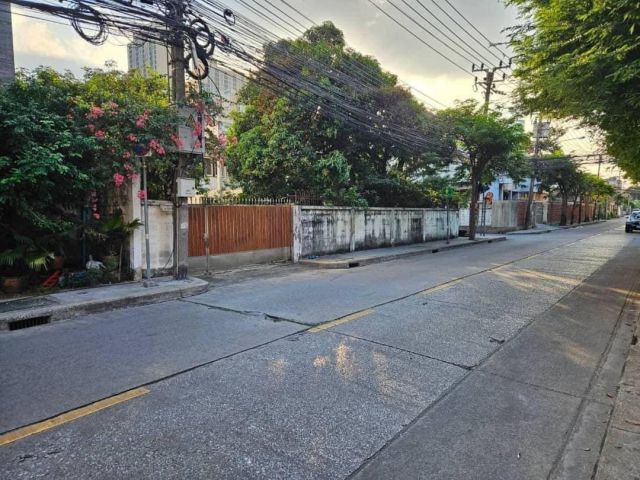 R624-038ขายที่ดิน 178 ตรว.#ซอยวิภาวดีรังสิต 5 เข้าซอยเพียง 100เมตรแปลงมุม  พร้อมสิ่งปลูกสร้าง ผังเมืองสีน้ำตาล  ถนนซอยกว้าง8เมตร เดินทางสะดวกอ