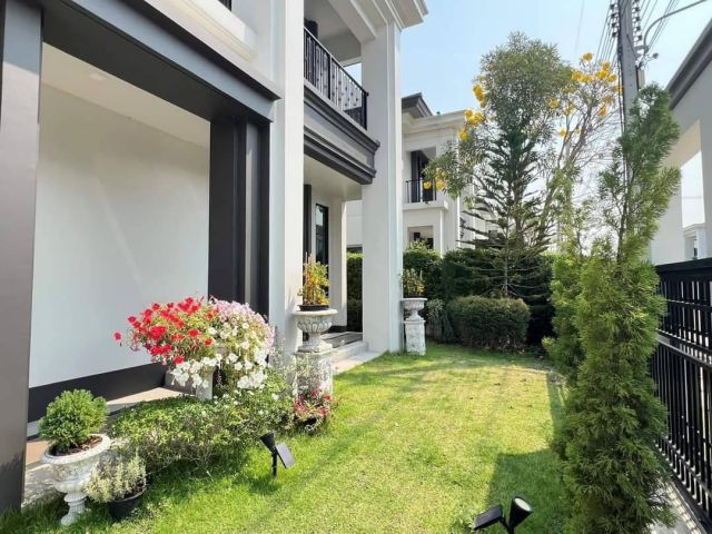 เศรษฐสิริ กรุงเทพ-ปทุมธานี  ( เเสนสิริ ) อายุบ้านเพียง 1 ปีกว่าๆ สภาพใหม่ใช้งานน้อย บ้านเดี่ยว ในสนามกอล์ฟ ฟลอร่าวิลล์