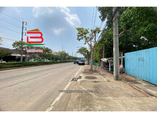 ที่ดินเปล่า ติดถนนซอย ลาดกระบัง 32 เนื้อที่ 10-2-28 ไร่ ใกล้ท่าอากาศยานสุวรรณภูมิ แขวงลาดกระบัง เขตลาดกระบัง กรุงเทพ