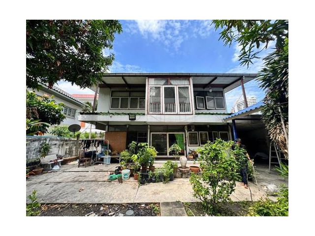ขายที่ดินใกล้ ห้าแยกลาดพร้าว ขนาด 98 ตร.วา เข้าซอยเพียง 140 เมตร เหมาะสร้างบ้านและสำนักงาน Home office ทำคลินิก คาเฟ่