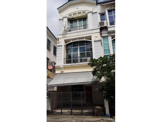 ทาวน์โฮม ลาดพร้าว 71  ม.บ้านกลางเมือง นาคนิวาส11 โครงการติดริมถนน มีรถไฟฟ้าหน้าปากซอย 23.5วา3ชั้น ขายถูก4.69ล้าน