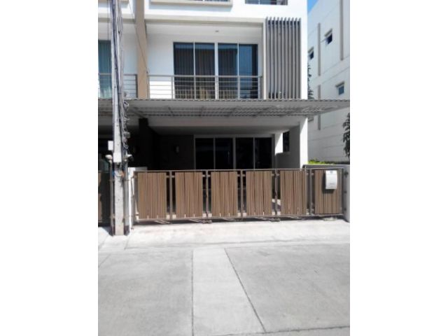 ให้เช่าทาวน์เฮ้าส์ Lumpini town residence ลาดพร้าว 21 ใกล้ MRT ลาดพร้าว