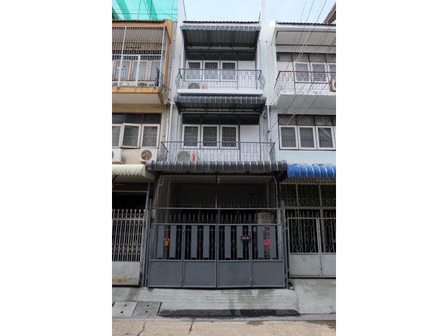 ขายทาวน์เฮาส์ 3.5 ชั้น รีโนเวทใหม่ ซอยประชาชื่น 25 เดินเข้าซอยเพียง 100 เมตร เขตบางซื่อ พื้นที่ 17 ตร.ว พื้นที่ใช้สอย 240 ตารางเมตร