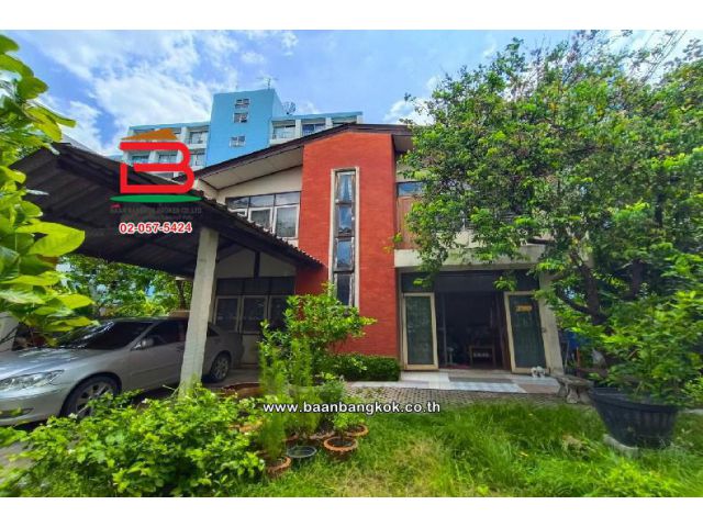 ที่ดินพร้อมบ้าน ซอยรัชดาภิเษก 32(ซอยปาริชาด) เนื้อที่ 107 ตรว ถนนรัชดาภิเษก แขวงจันทรเกษม เขตจตุจักร กรุงเทพมหานคร