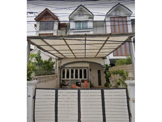 ขายทาวน์โอม 4 ชั้น ทำเลเอกมัยซอย 10 ถนนสุขุมวิท 63 เนื้อที่ 32 ตรว.  พื้นที่ 300 ตรม.ตกแต่งไว้แล้ว ใกล้ BTS เอกมัย