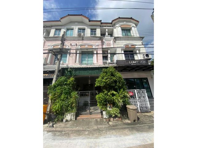 ขายถูกที่สุด ทาวน์เฮ้าส์ 3 ชั้น บ้านกลางเมือง ลาดพร้าว 88 ( ถนนประดิษฐ์มนูธรรม) ติดเลียบทางด่วนเอกมัยรามอินทรา   ติดเลีย