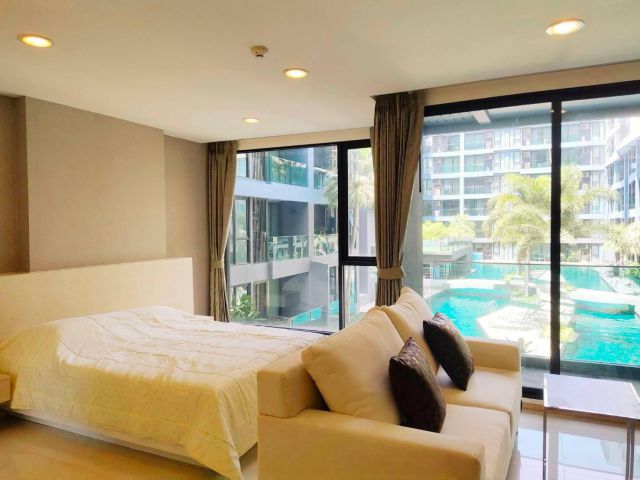 ให้เช่าคอนโดหรู Acqua Condominium ติดทะเลจอมเทียน ชลบุรี