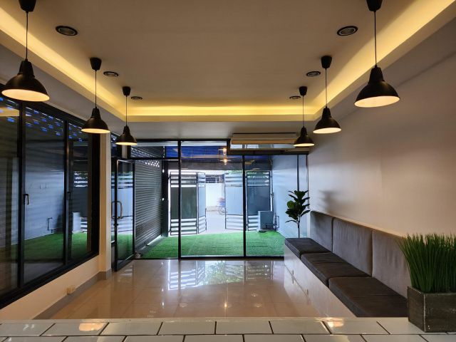 ให้เช่าทาวน์เฮาส์หลังมุมสวย เดินทางสะดวกสบาย สามารถเปิด cafe หรือทำ office ได้