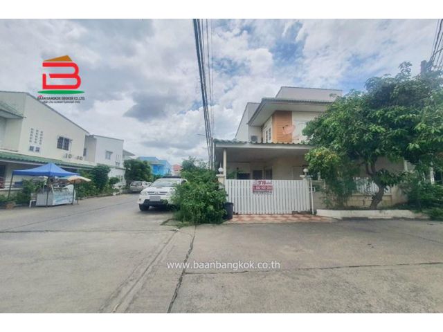 ทาวน์เฮาส์ หมู่บ้าน กฤติกา หลังมุม ซอยประชาอุทิศ 4 เนื้อที่ 27.2 ตรว. ถนนสรงประภา เขตดอนเมือง จ.กรุงเทพมหานคร