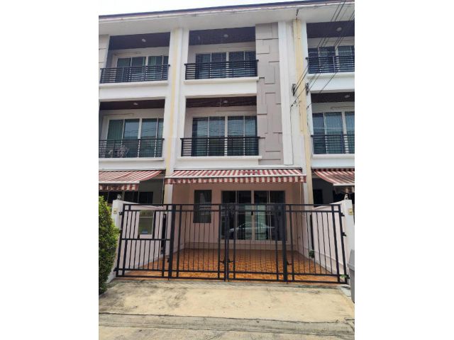 ให้เช่า ทาวน์โฮม บ้านกลางเมือง ลาดพร้าว 87 25 ตรว. หน้ากว้าง 5เมตร
Baan Klang Muang Ladprao 87 for rent