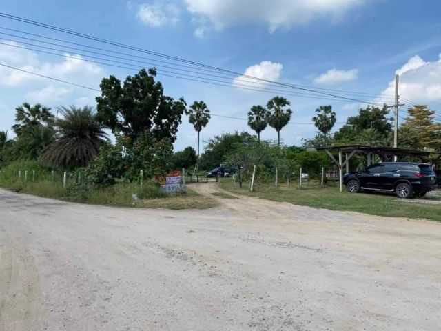 ที่ดินเปล่าถมแล้วอยู่ติดถนนใกล้หาดชะอำหาดบ้านบางเกตุ