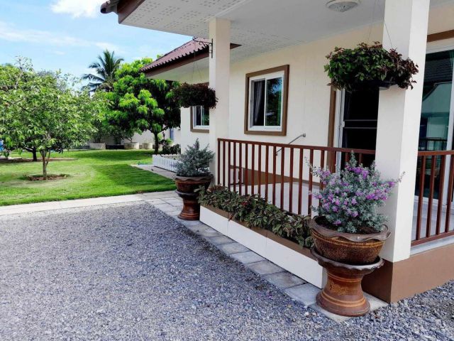 ขายบ้าน2หลัง บนที่ดิน 1ไร่ พร้อมเฟอร์และเครื่องใช้ไฟฟ้า