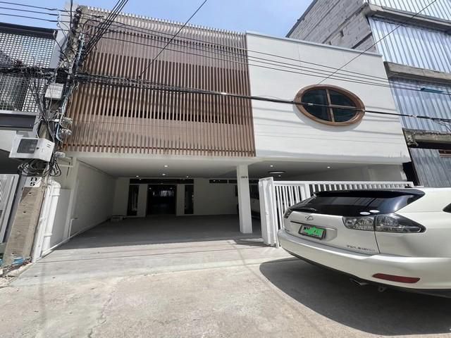 PT12 ให้เช่าบ้าน 2 ชั้น 4 ห้องนอน โซนเอกมัย ซอย 2 ใกล้ BTS เอกมัย เกตเวย์เอกมัย เขตวัฒนา
