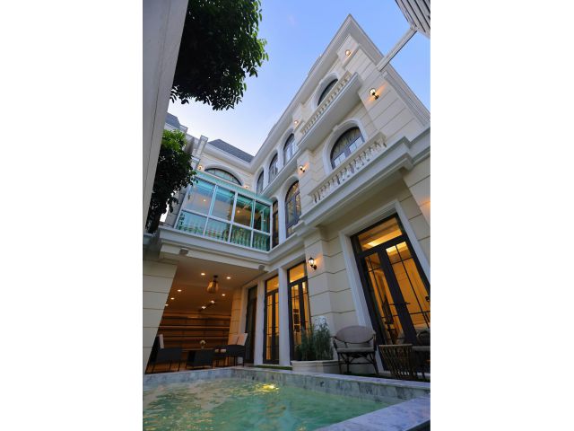 บ้านหรู ตกแต่งพร้อมอยู่ ในเอกมัย 22 หิ้วกระเป๋าเข้าอยู่ได้ทันที!! *บ้านออกแบบโดย Hirsch Bedner Associates (HBA) บริษัทออ
