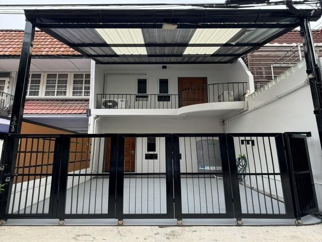 PT12 ขาย บ้าน ทาวน์เฮ้าส์ รีโนเวทใหม่ 2 ชั้น ซอยสุขุมวิท 16 แยกอโศก ใกล้ BTS และ MRT เขตคลองเตย