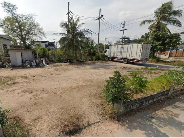 ขายที่ดินบึงหลังเครือสหพัฒน์เนื้อที่ 80 ตรว.ติดถนนคอนกรีต2ด้านใกล้ถ.เลียบมอเตอร์500เมตร ใกล้ท่าเรือแหลมฉบัง10กม.