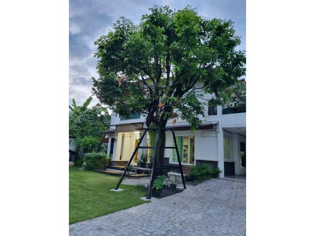 ให้เช่า บ้านเดี่ยว 200 ตรว. 3 ห้องนอน 4 ห้องน้ำ พร้อมเฟอร์ พื้นที่ใช้สอย 2,000 ตรม. จอดรถได้ 6 คัน เลียบด่วนเอกมัย-รามอิ
