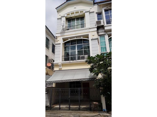 ขายทาวน์โฮม 3ชั้น บ้านกลางเมืองลาดพร้าว 71 นาคนิวาส11 โครงการติดริมถนน มีรถไฟฟ้าหน้าปากซอย 23.5วา ขายถูก4.9ล้านบาท
