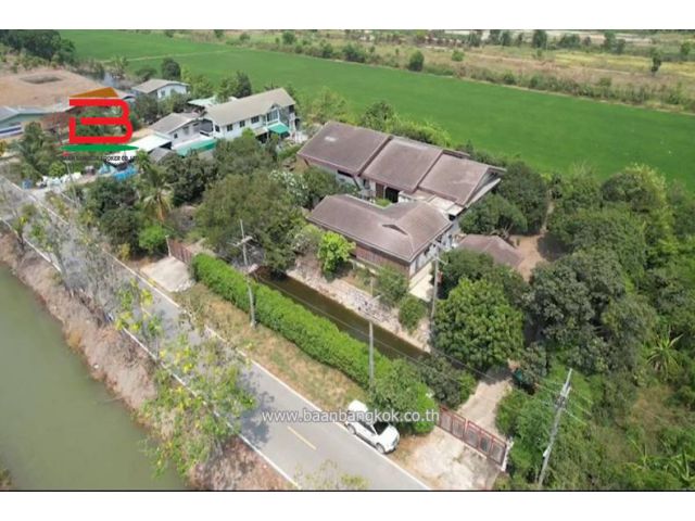 ที่ดินพร้อมบ้านเดี่ยว 3 ชั้น ใกล้วัดมณฑลประสิทธิ์ วังน้อย เนื้อที่ 1-2-0 ไร่ ถนนพหลโยธิน อำเภอคลองหลวง จังหวัดปทุมธานี