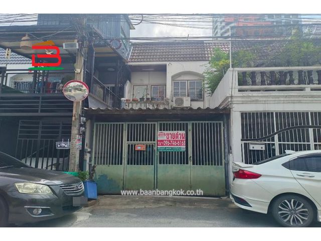 ทาวน์เฮาส์ หมู่บ้านรุ่งเจริญ ซอยรัชดา 32, ซอยลาดพร้าว 31 เนื้อที่ 18 ตรว. ใกล้กรมส่งออก ถนนรัชดาภิเษก แขวงจันทรเกษม เขตจตุจักร