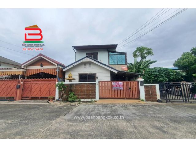 ทาวน์เฮาส์ หมู่บ้านคงหิรัญ ซอยรามอินทรา 49 เนื้อที่ 26 ตรว. ใกล้เสถียรธรรมสถาน ถนนรามอินทรา แขวงท่าแร้ง เขตบางเขน กรุงเท