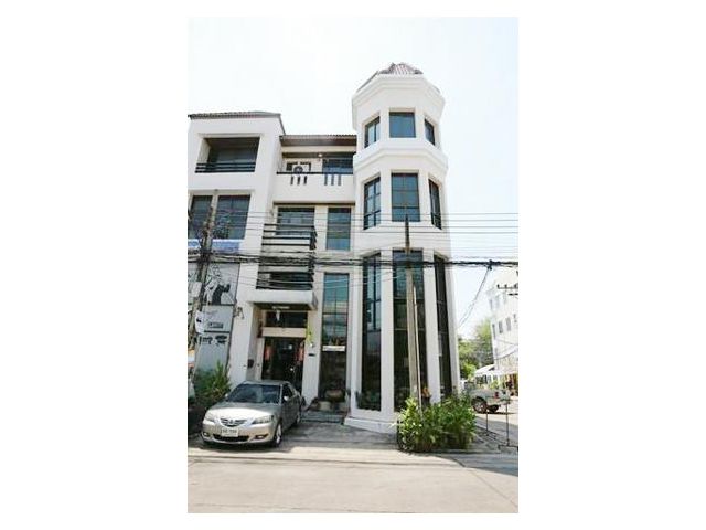 ให้เช่าโฮมออฟฟิศ ทาวน์ อิน ทาวน์ ( home office town in town) หลังมุม จอดรถได้ 5-6 คัน ของหายาก