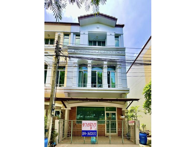 ขายด่วน บ้านกลางเมือง บริติช ทาวน์ ศรีนครินทร์ เป็นทาวน์โฮม 3 ชั้น หลังริม รีโนเวทใหม่ สวยๆ
