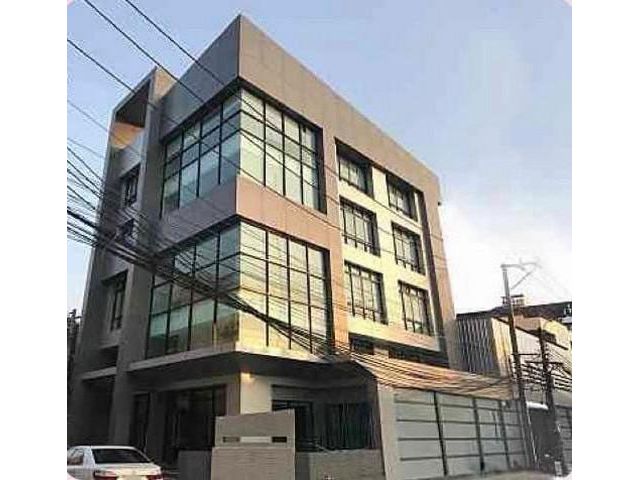 ขาย อาคาร สำนักงาน 4 ชั้นครึ่ง พร้อมโกดัง 2 ชั้น รามคำแหงซอย 4 (สมานมิตร) ใกล้ทางด่วน Airport Link ขนาด 907 ตรม.