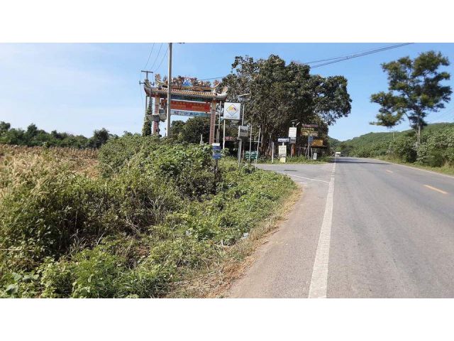 ที่ดินติดถนน 2243 ปากทางเข้าภูตะวันรีสอร์ท ปากช่อง.
