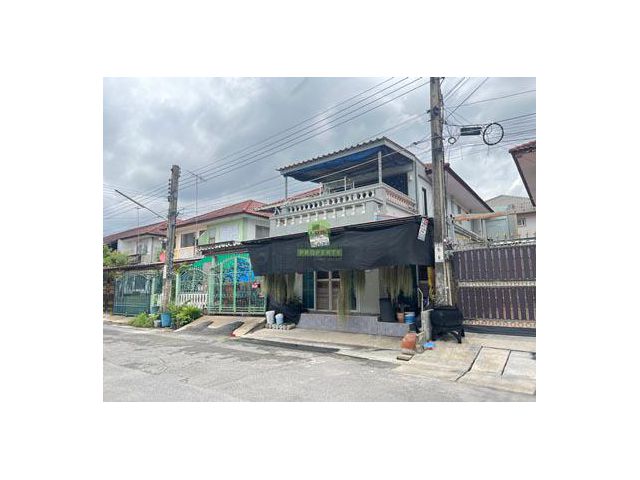 หมู่บ้าน พระปิ่น 4 บางบอน 5 หนองแขม กรุงเทพฯ ขายด่วน บ้านแฝด 2 ชั้น เนื้อที่ 25.50 ตร.ว ทำเลดี การเดินทางสะดวก