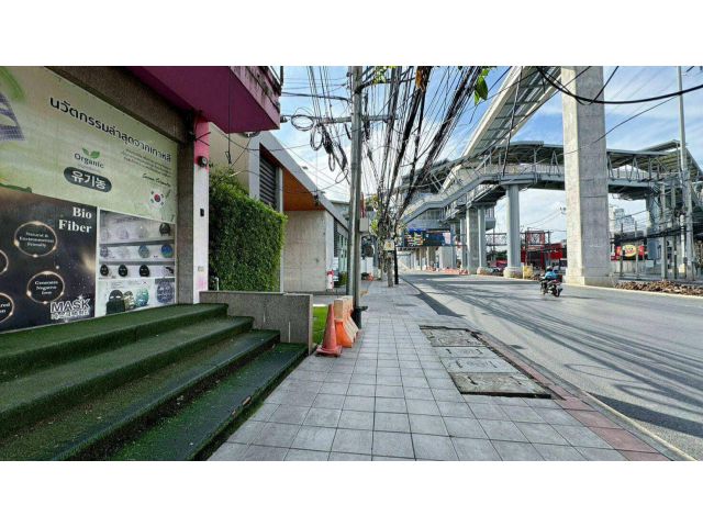 ขายตึก อาคารพาณิชย์ 4 ชั้น 4 คูหาติดกัน เนื้อที่ 46.7 ตรว. ติด ถ.ลาดพร้าว ห่างสถานีรถไฟฟ้าสายสีเหลือง บางกะปิ เพียง 20 เ