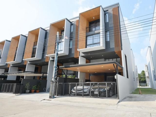 P265 ให้เช่า ทาวน์โฮม 3.5 ชั้น สไตล์ Japanese Modern Loft  ชิเซน พัฒนาการ 32 Shizen Phatthanakan ซอยพัฒนาการ 32  ใกล้สุข