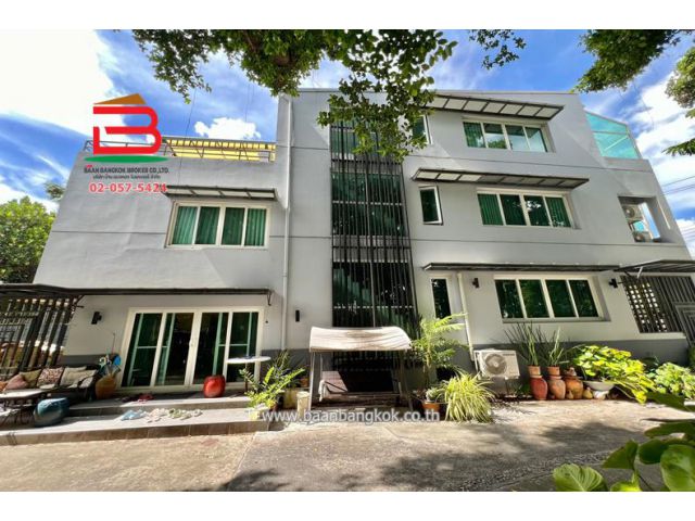 บ้าน 3 ชั้น สตรีวิทยา 2 ซอย 11 เนื้อที่ 33 ตรว. ใกล้ร.ร สตรีวิทยา 2 ถนนโชคชัย 4 แขวงลาดพร้าว เขตลาดพร้าว กรุงเทพมหานคร